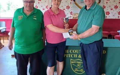 PAULA LYNCH RECEIVING HER WELL DESERVED CUP ALONG AND MEDAL AS A MOMENTO OF HER STROKEPLAY VICTORY I